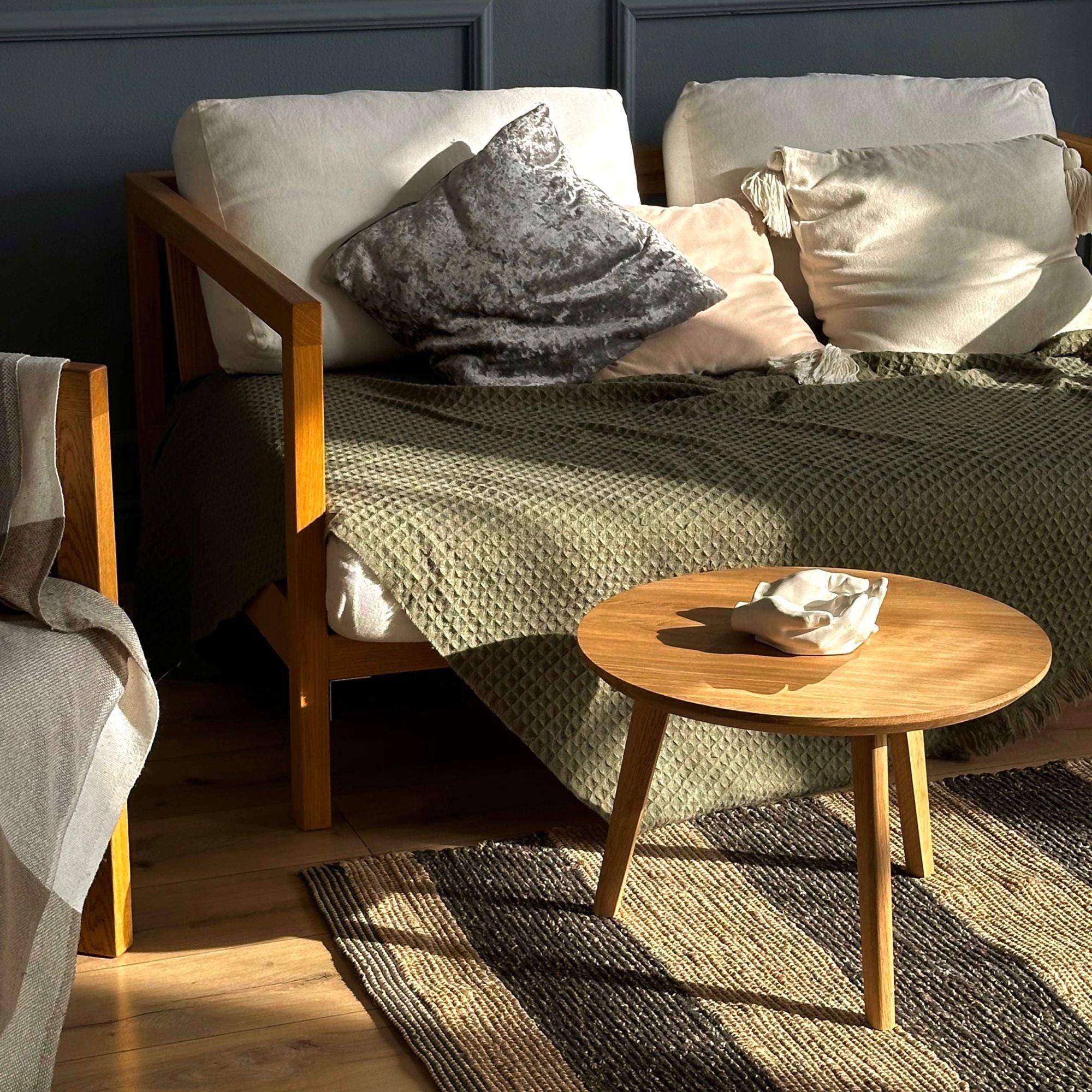 Holz-Beistelltisch neben Sofa mit Kissen, gemütliche Wohnzimmereinrichtung