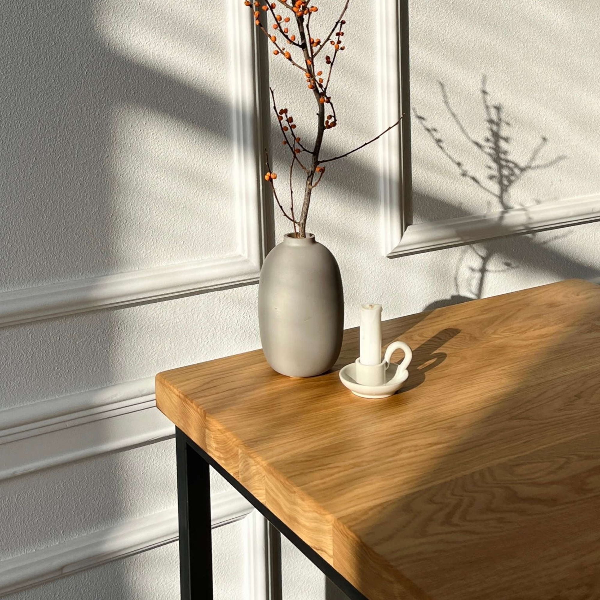Bartisch mit Massivholzplatte und Vase, modernes Industrial Design fuer Esszimmer oder Kueche