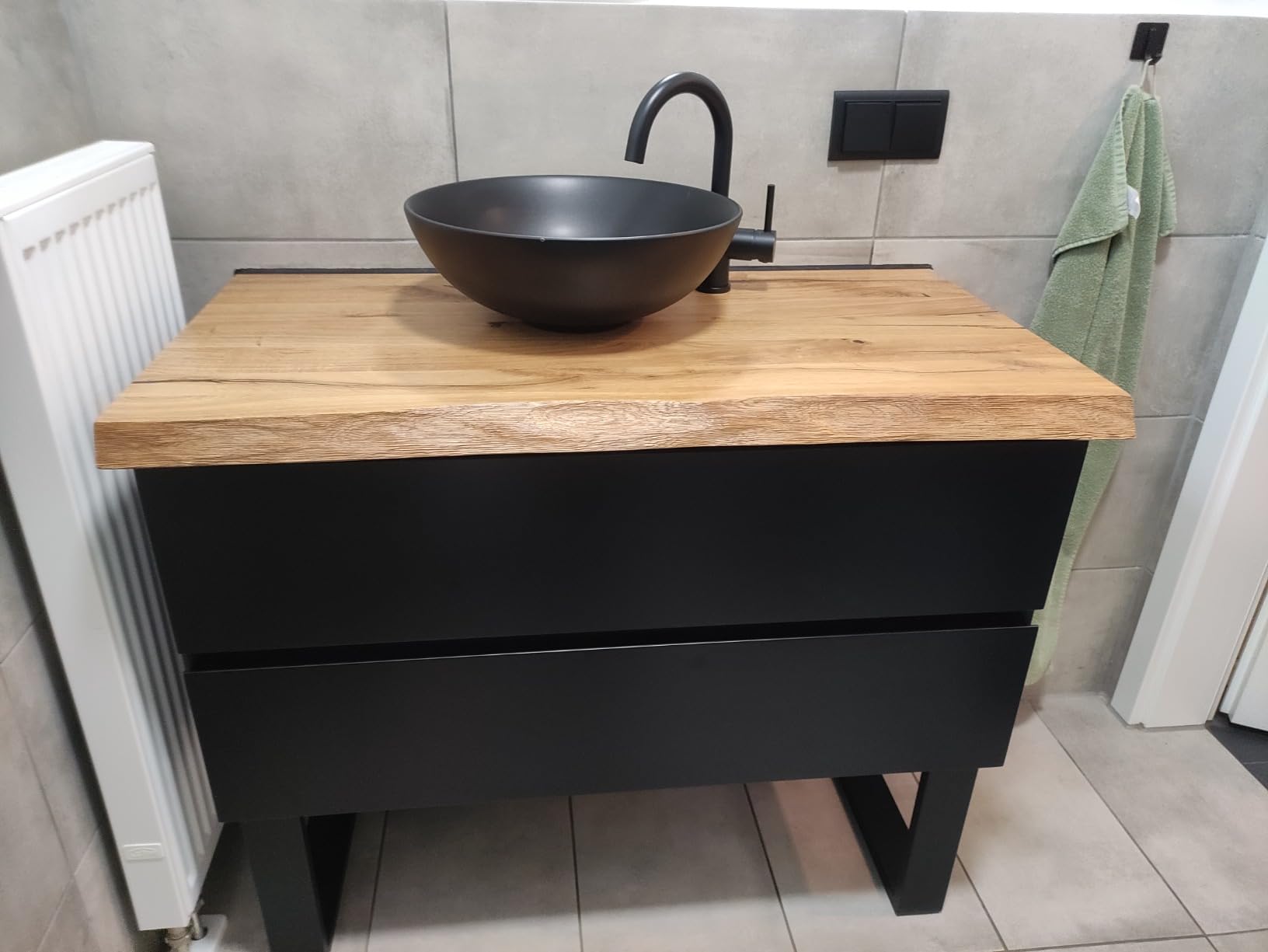 Waschtischplatte aus Massivholz mit charaktervoller Holzmaserung und handwerklicher Verarbeitung.