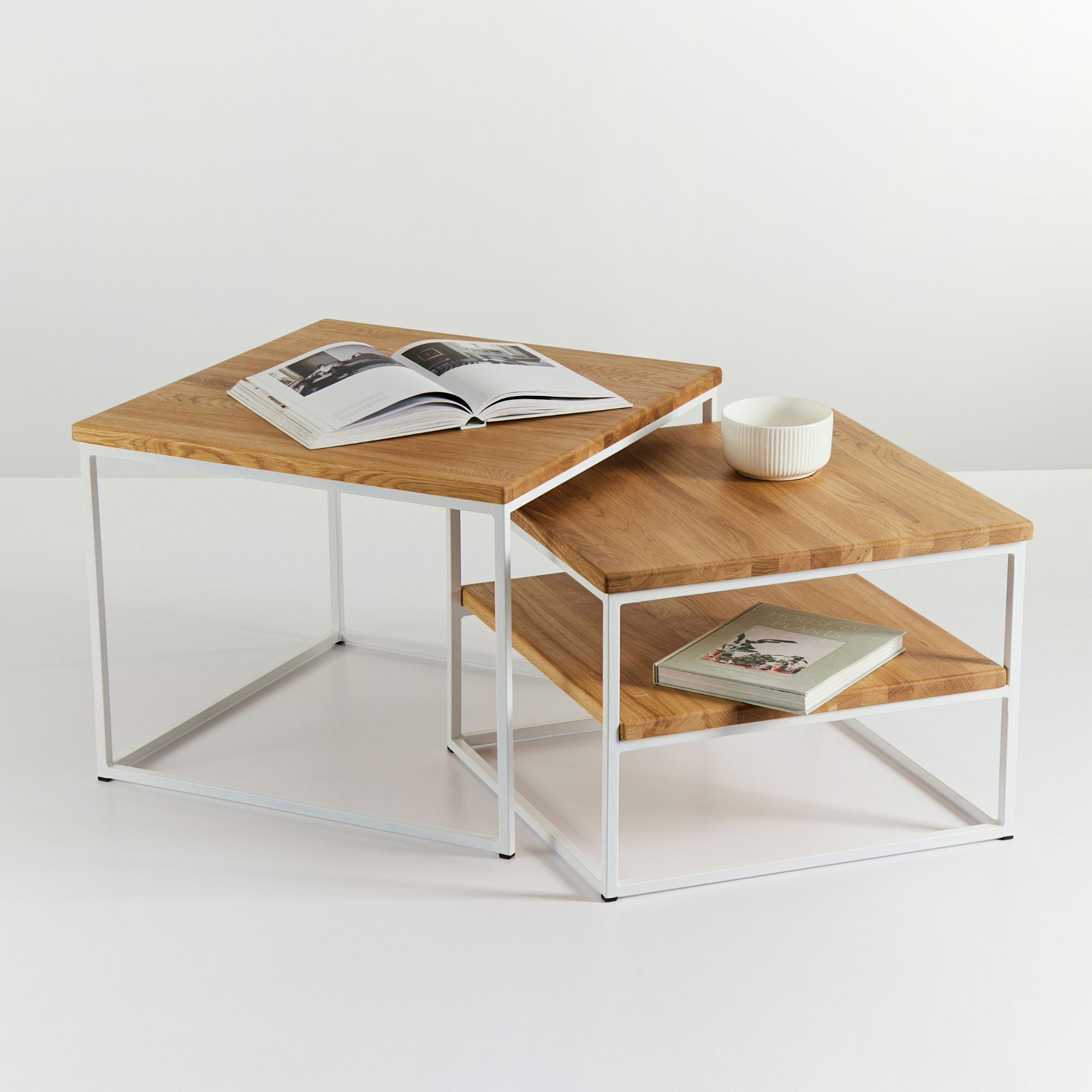 Designer Couchtisch aus heller Eiche mit stabilem weißem Metallgestell, ideal für modernes Wohnzimmer