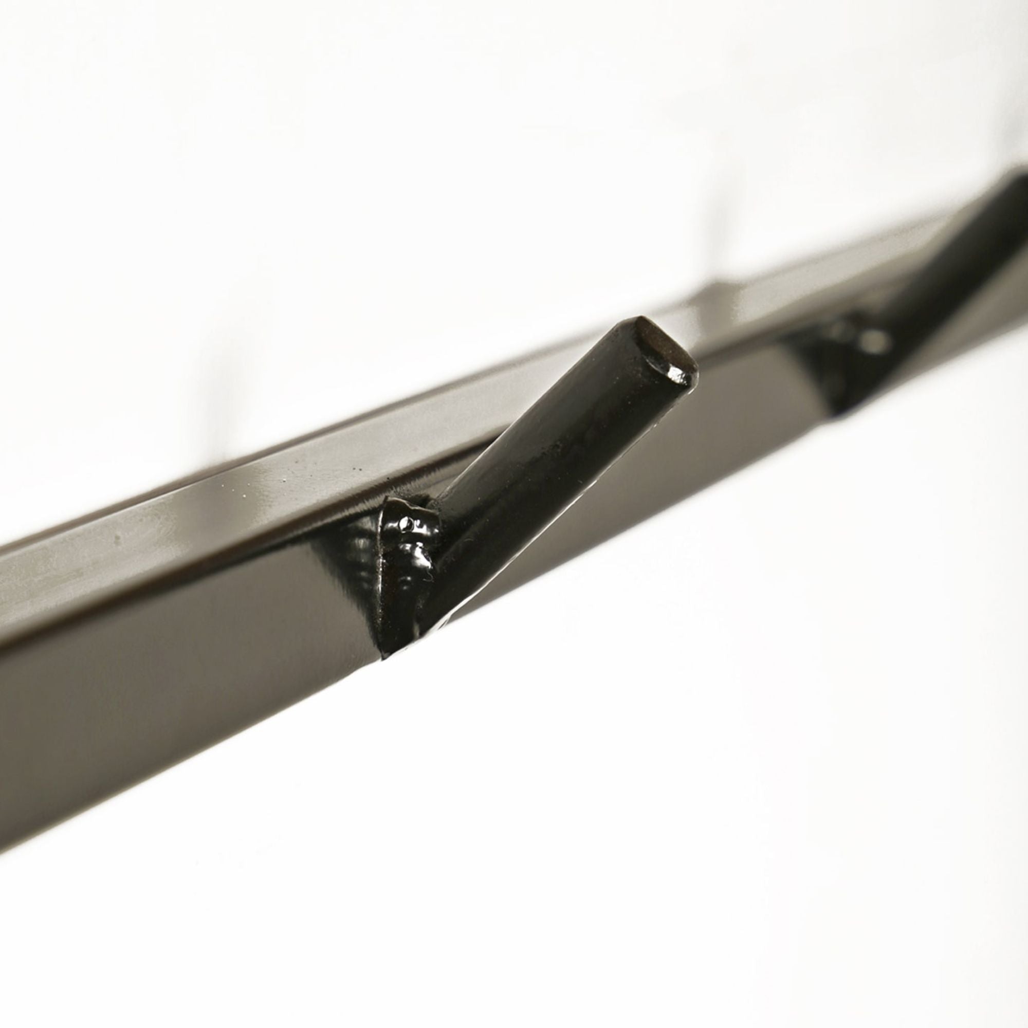 Detailaufnahme geschweißter schwarzer Metallhaken an einem Garderobenregal