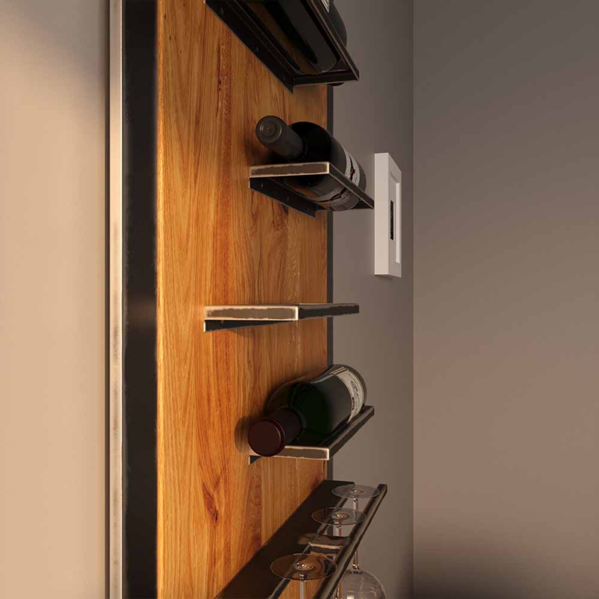 Detailansicht eines Wand-Weinregals im Industrial Design – stabile Halterungen für Weinflaschen und Gläser aus Holz und schwarzem Metall.