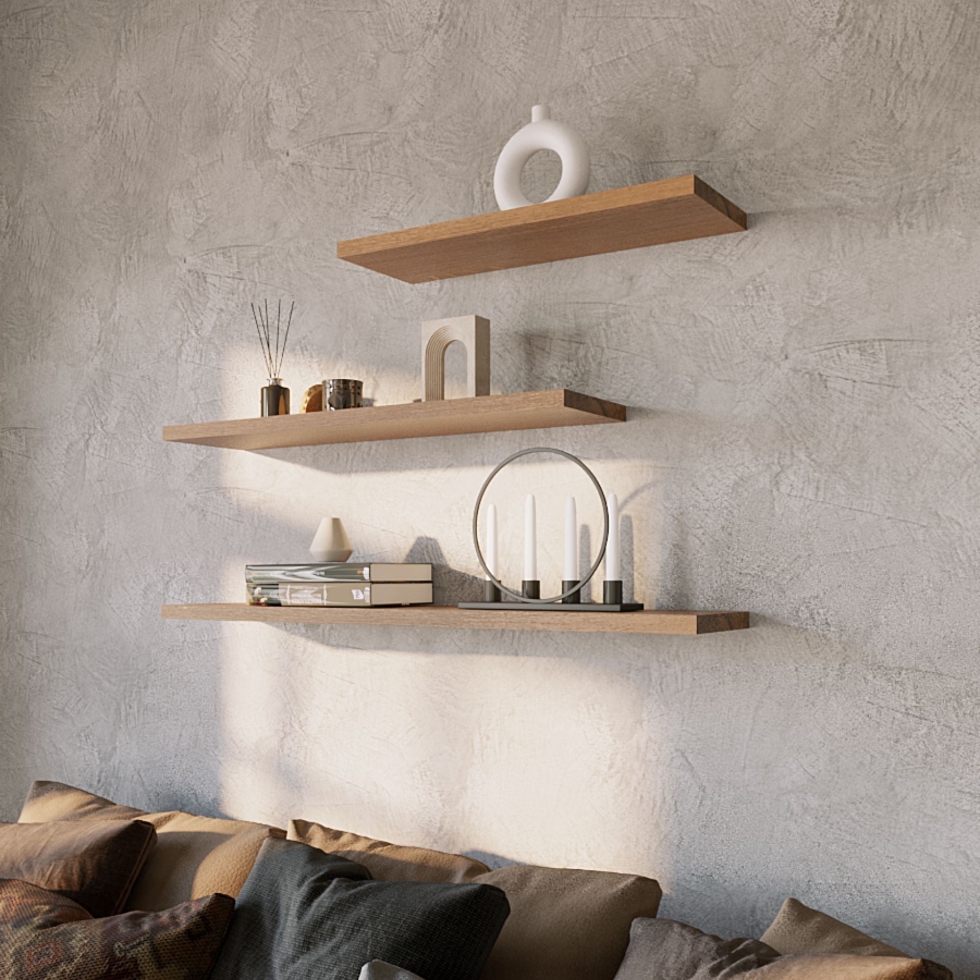 Schwebende Eiche Wandregale mit stilvoller Dekoration im Wohnzimmer – modernes Regal für Bücher und Accessoires.