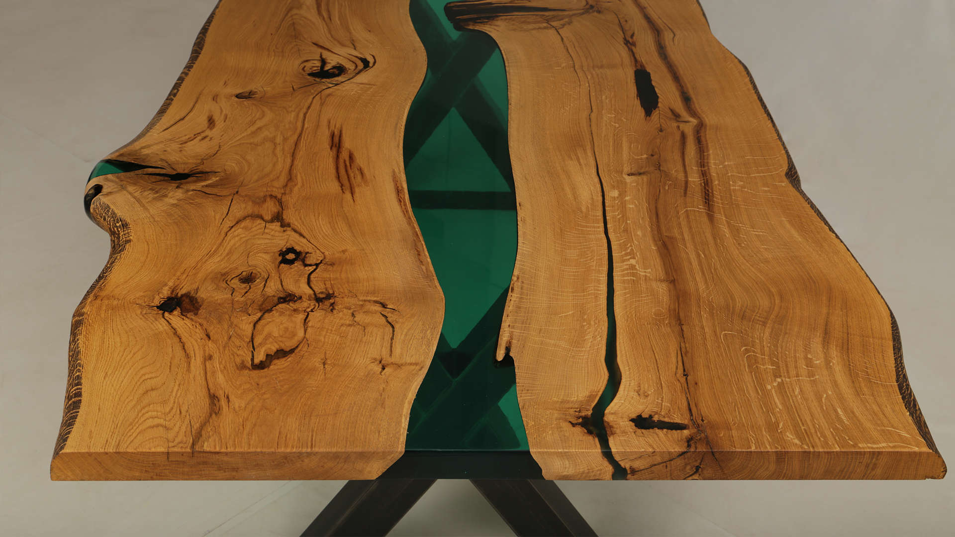 Eine rustikale Tischplatte mit grünem Epoxy ausgegossen