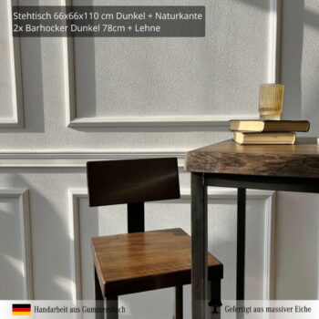 Brauner Barstuhl mit Lehne. Rechts ein Bartisch mit Büchern darauf vor einer weißen Wand.